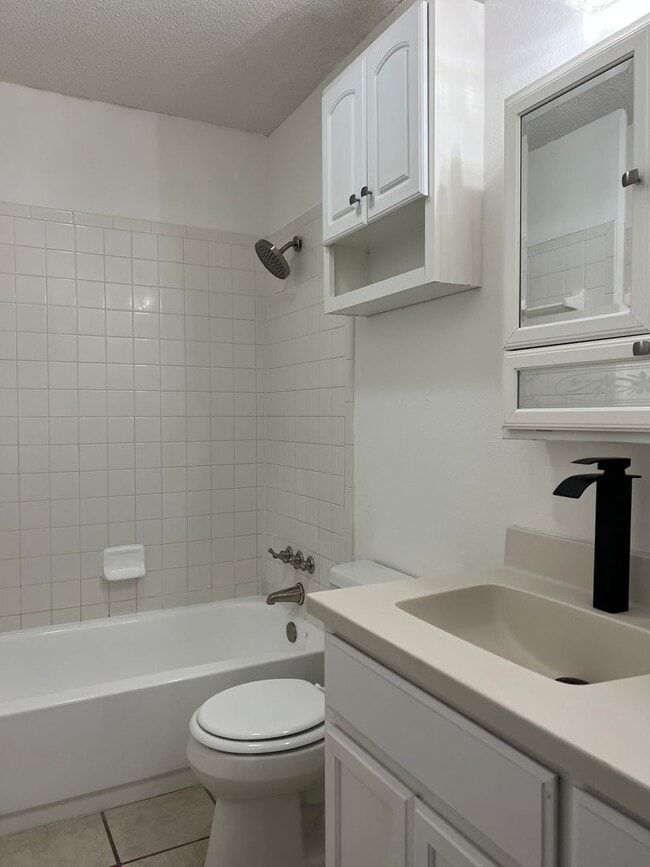 Building Photo - Duplex *LEASING SPECIAL AVAILABLE*