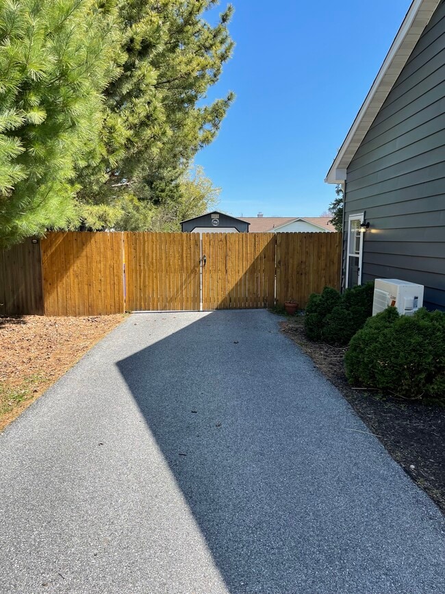 Photo - 18429 Linden Ln