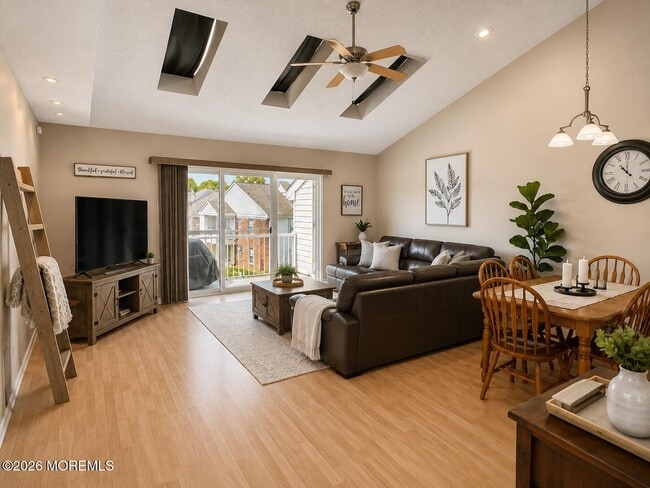 Photo - 270 Tulip Ln