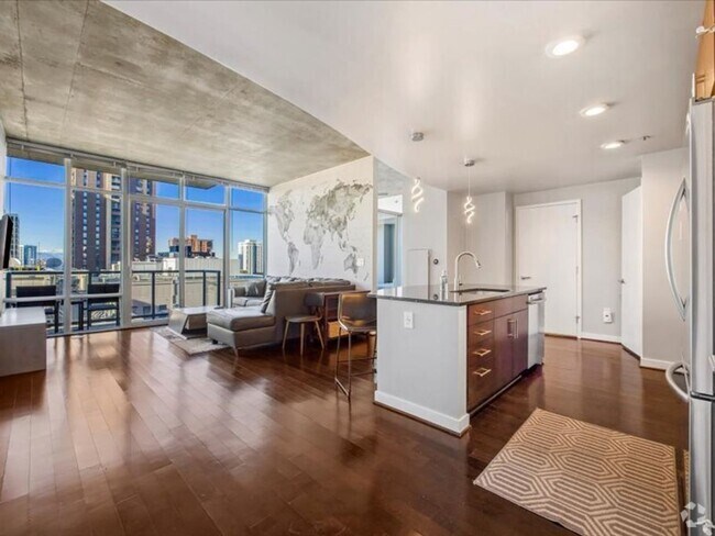 Building Photo - Luxury High Rise Condo Available 7/1/25 Unit 1807