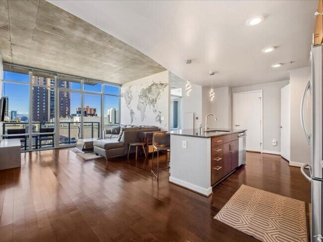 Building Photo - Luxury High Rise Condo Available 8/15/25 Unit 1807