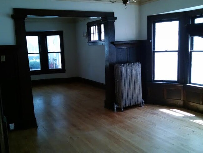 Comedor a sala de estar - 2957 N Frederick Ave Unidad lower flat