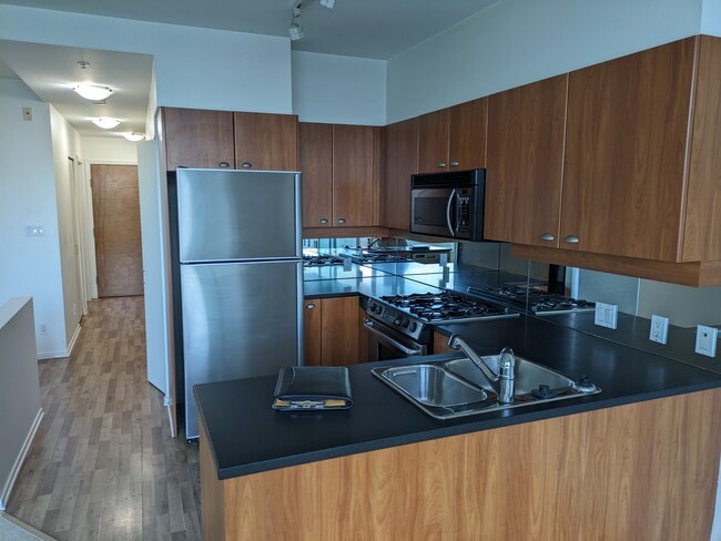 Building Photo - 1478 Hastings St W Unit YV10 Condo