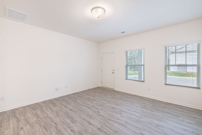 Photo - 465 Kinnerton Pl