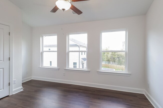 Photo - Beautiful 3BR 3.5BA Townhome w/ Full Appliance Kitchen - Garage Parking in West End