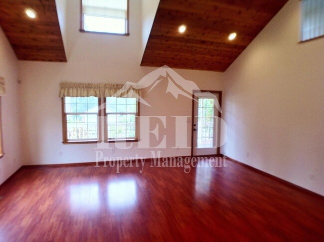 Photo - Charming 1 Bedroom Home with Spacious Loft/Bonus Room and Mountain Views