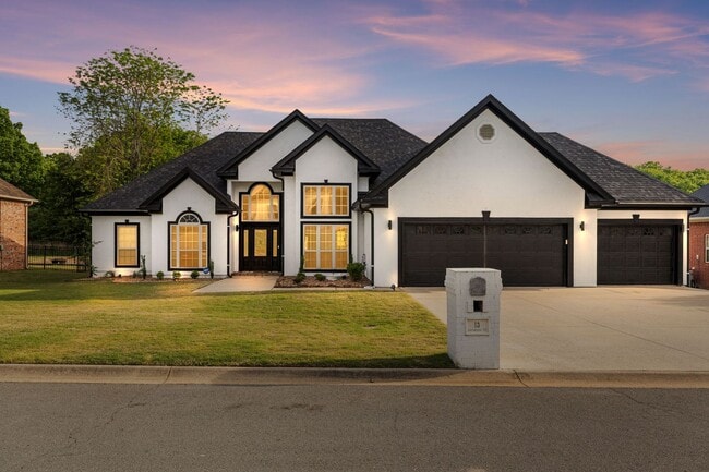 Building Photo - RIGHT ON THE COURSE Country Club Living