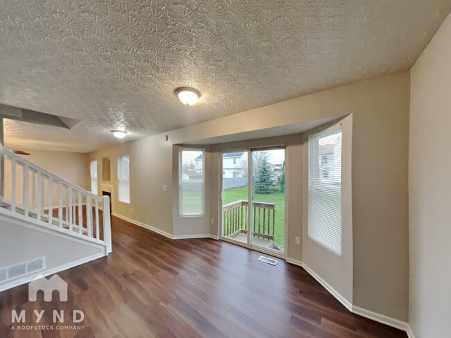 Photo - 585 Allis Pl W