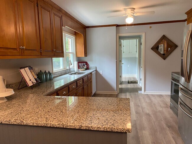 Photo - 4 BR/ 3 1/2 Bathrooms Home Centrally locat...