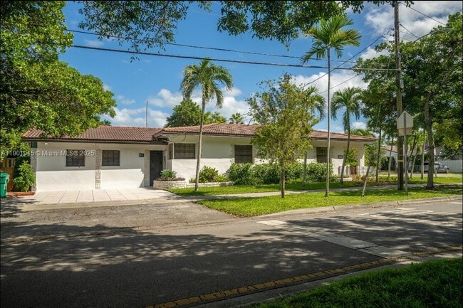 Building Photo - 2121 SW 13th Ave Unit Studio
