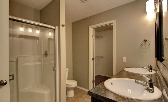 Photo - Spacious 5 bedroom rental in Springfield!