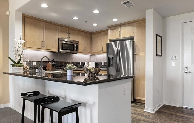 Photo - 931 E Walnut St Unit 211