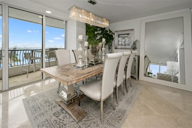 Photo - 555 NE 15th St Unidad 32C