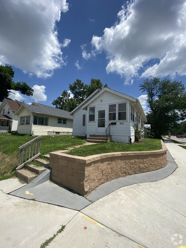 Building Photo - 900 Center Point Rd NE Rental