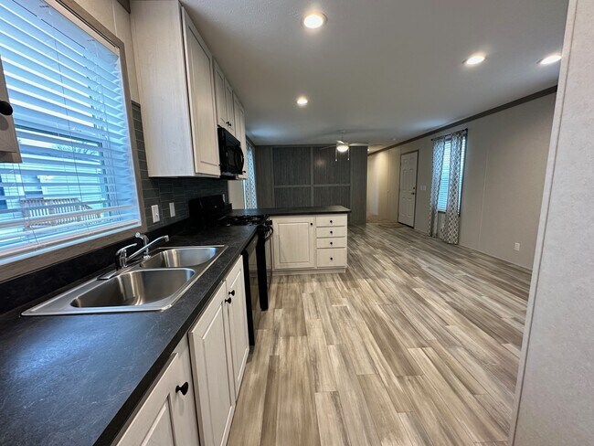 Photo - 855 W Jefferson St