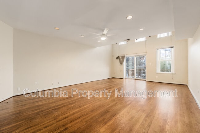 Building Photo - 127 11th St NE Unit C