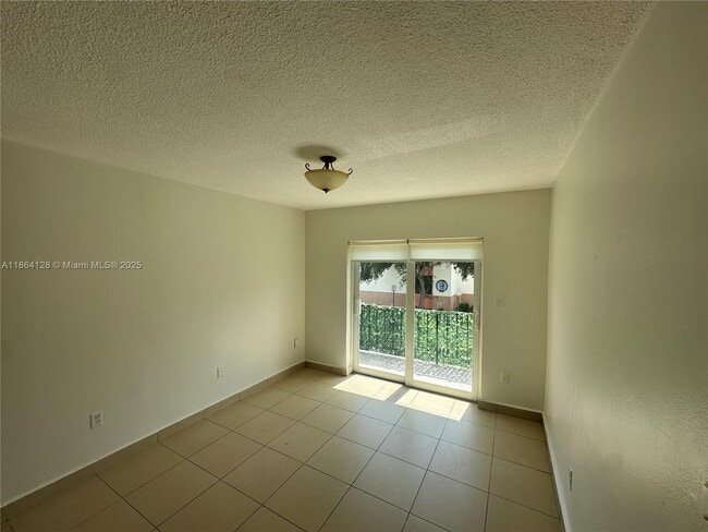 Building Photo - 627 SW 3rd St Unit 4
