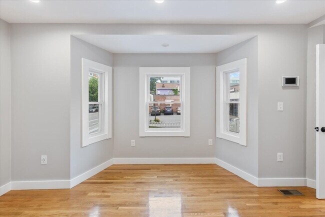 Photo - 151 Clark St