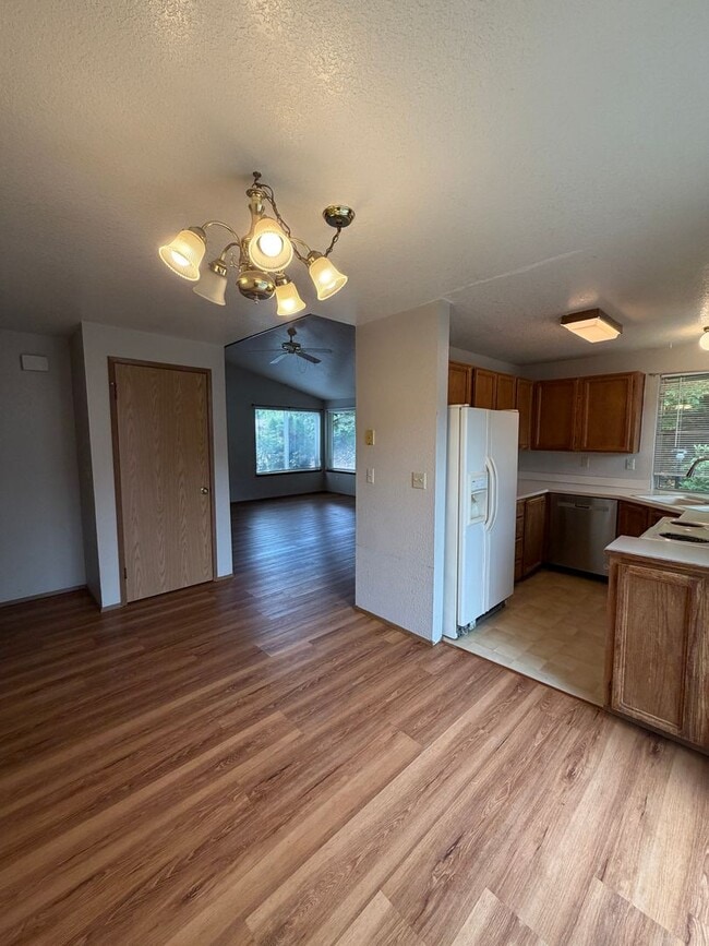 Photo - 1474 Diamond Rd SE