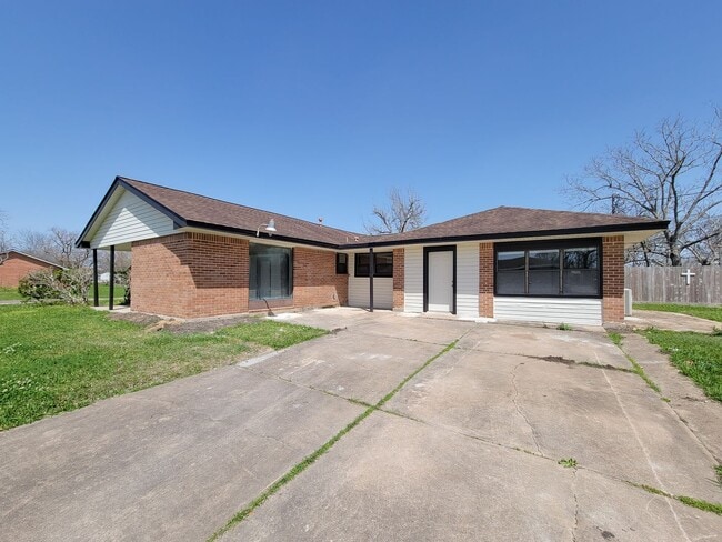 Building Photo - BEAUTIFUL REMODELED 4 BEDROOM 2 BATH HOME IN LAKE JACKSON, TEXAS