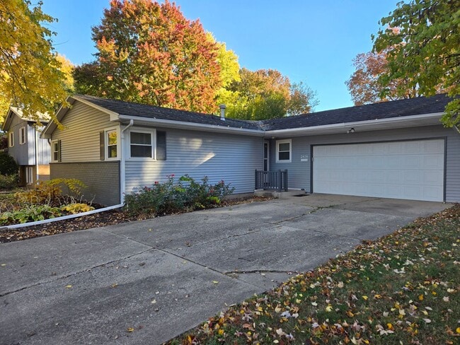 Building Photo - Stunning West-Side Home: 3 Bedroom, 2 Bath...