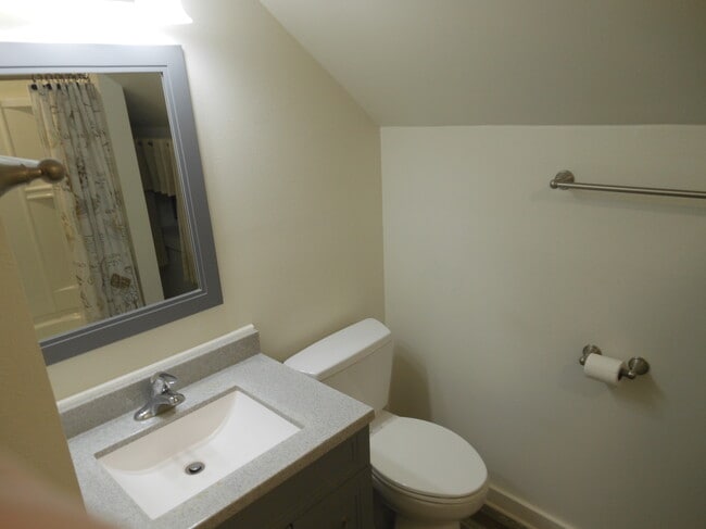 217 1/2 Jackson St Unit 2