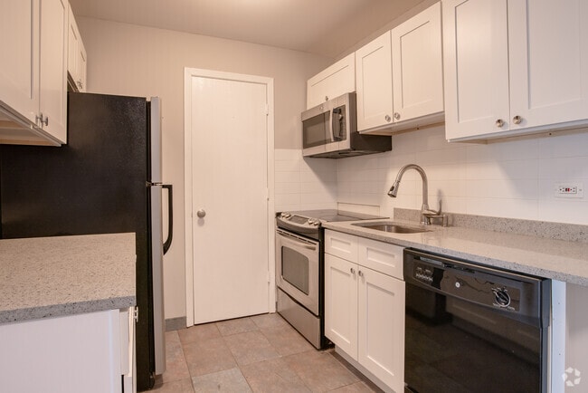 2BR, 1BA - 900SF