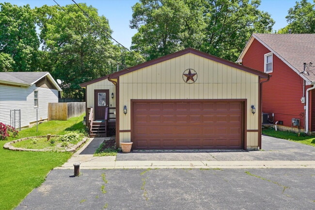 Building Photo - Updated 3-Bed/2-Bath Home with A Deck, Gar...
