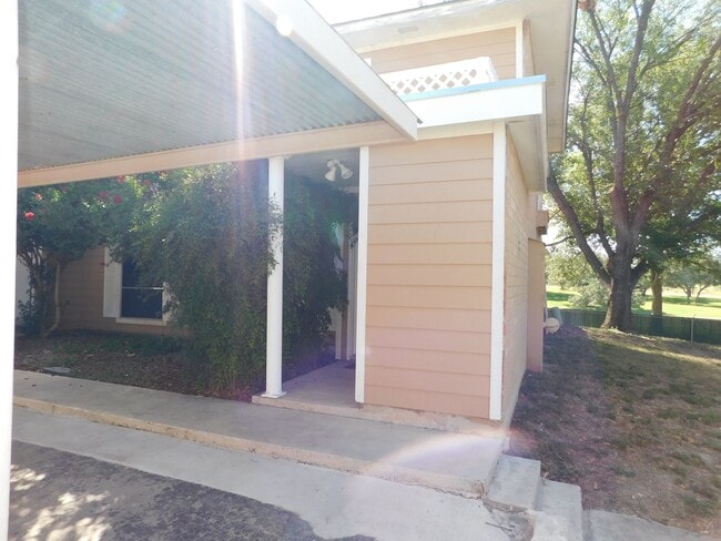 Building Photo - 7322 Oak Manor Dr