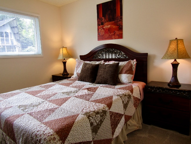 Photo - 1619 E 5th St