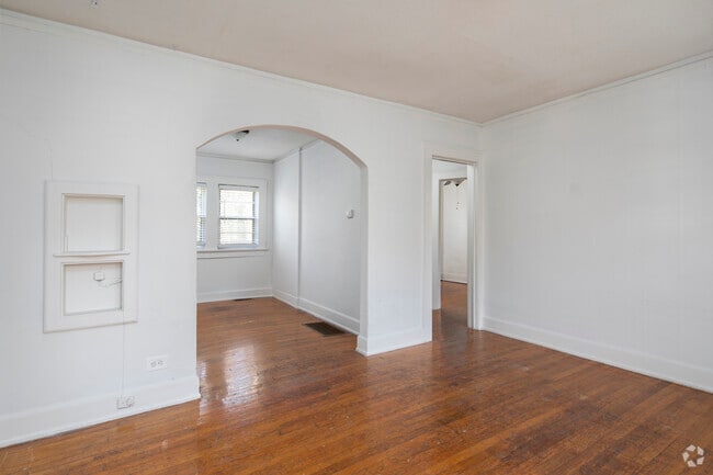 2 beds, 1 bath, 725 sq ft