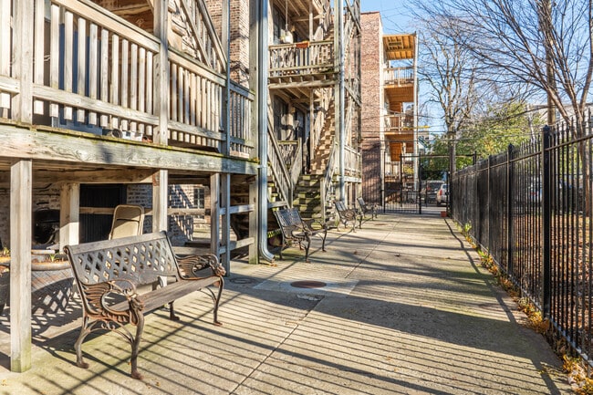 Courtyard - Woodlawn Commons