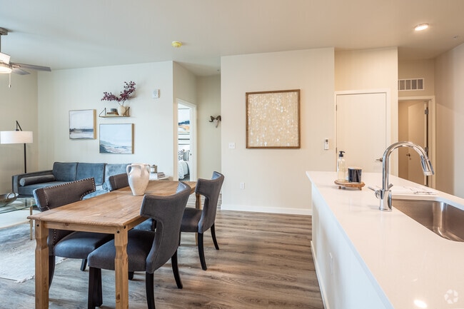 2BR, 2BA - 999SF