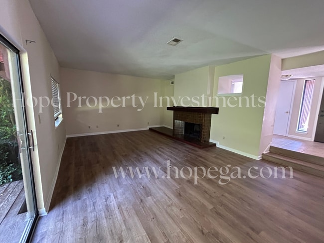 Photo - 2 Northlake Cir