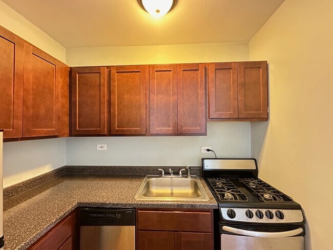 Photo - 823 W Diversey Pkwy Condo Unit 6Y