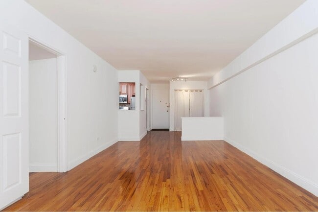 Photo - 855 E 7th St