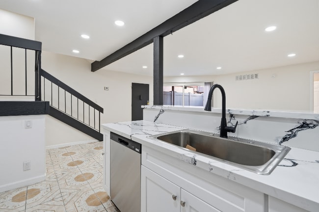 Photo - 7924 Woodman Ave Unidad 33