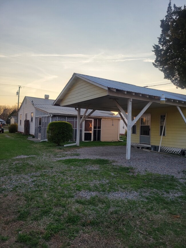 Photo - 206 N McCaskey Rd