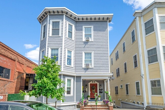 Building Photo - 718 E 2nd St Unit 3