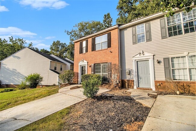 Photo - 2BR/2.5BA End Unit Off of Fairington Pkwy!