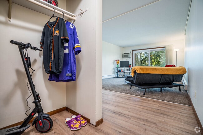 2BR, 1BA - 984SF - Entry Hall