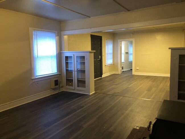 Building Photo - 715 NE Maple St Unit B