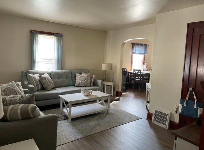 Building Photo - 126 N River Dr