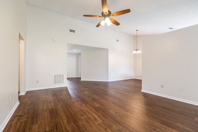 Photo - 664 Weybridge Ct