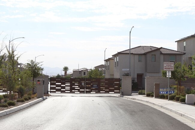 Building Photo - THREE BEDROOMS ALL WITH PRIVATE BATHROOMS