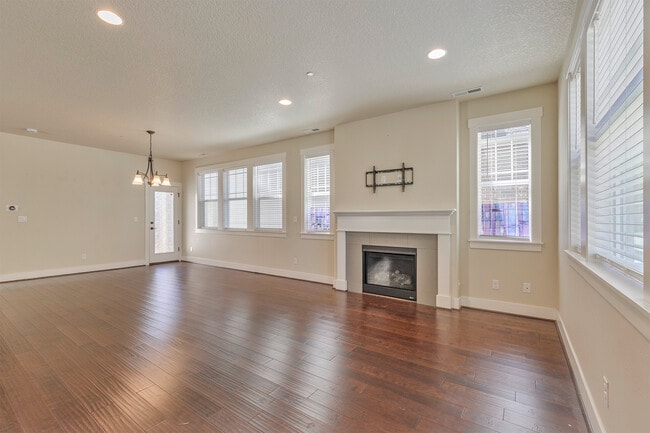 Photo - 476 NE 76th Ave