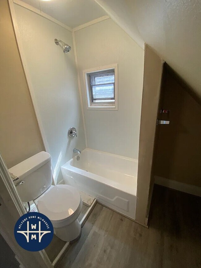 Photo - 1720A N Astor St