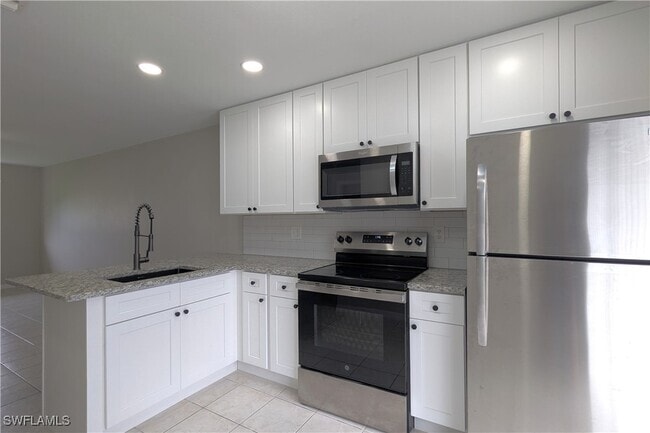 Building Photo - 427 NE Pine Island Ln Rental