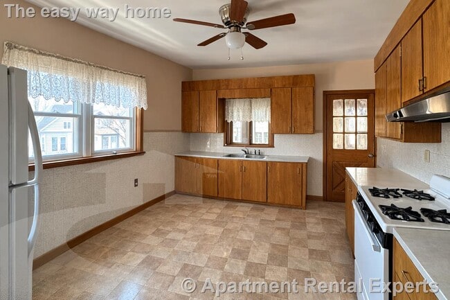 Building Photo - 1040 Broadway Unit #2