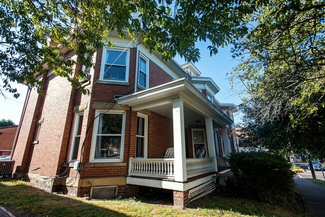 Photo - 27 N College St